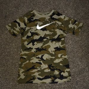 Nwot Logo camouflage tee